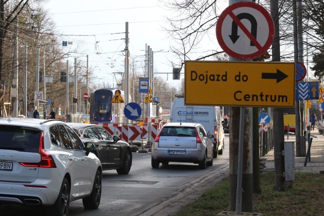 Remont torowiska na ulicy Świdnickiej i placu Teatralnym oraz budowa sieci wodociągowo-kanalizacyjnej przy ulicy Augustyna Kośnego oznaczają zmiany dla mieszkańców Wrocławia. Przez kolejne tygodnie będziemy musieli liczyć się z utrudnieniami w centrum Wrocławia. Mapy objazdów można znaleźć w galerii. Przejdziesz do nich za pomocą gestów, strzałek lub myszki.