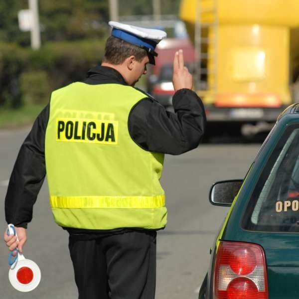 Na kurs mają iść m.in. wszyscy policjanci z drogówki. To oni bardzo często "kuszeni" są przez kierowców łapówkami.