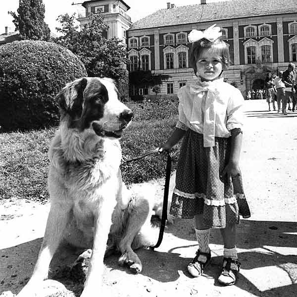 4-letnia Martusia przez Muzeum - Zamkiem w rodzinnym Łańcucie.