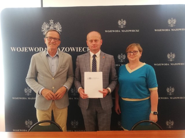 Wójt gminy Pniewy ze skarbnikiem na podpisaniu umowy.