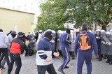 "Agresywni chuligani ruszyli na policjantów" - symulujące ćwiczenia gdańskich funkcjonariuszy. Zobacz nagranie