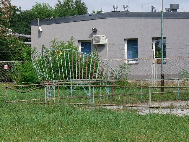 Przerdzewiałe urządzenia stoją w centrum miejscowości - obok Gminnego Ośrodka Kultury w Gorzycach.