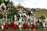 Pogrzeb Tomasza Komendy we Wrocławiu. Za białym karawanem podążali najbliżsi przyjaciele i rodzina