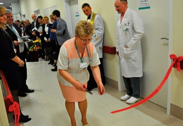 Danuta Kocjan, pielęgniarka oddziałowa, dokonała ostatecznego przecięcia wstęgi podczas uroczystego otwarcia nowego oddziału.