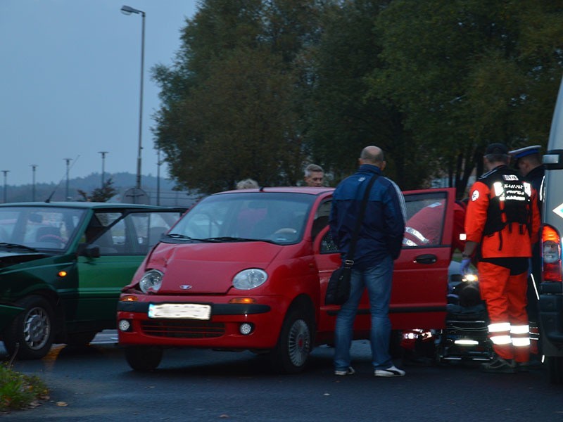 Daewoo matiz i leciwy polonez zderzyły się na ul. Jana Pawła...