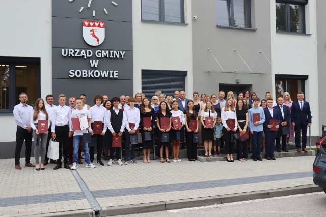 21 uczniów z gminy Sobków otrzymało stypendia wójta gminy Tomasza Chaji. Zobaczcie na kolejnych zdjęciach przebieg uroczystości i kto został wyróżniony w tym roku