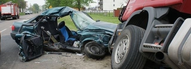 Audi wjechało wprost pod tira! Pasażer "osobówki" zginął na miejscu (zdjęcia)