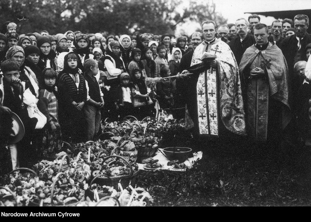 Na fotografiach zgromadzonych w Narodowym Archiwum Cyfrowym możemy zobaczyć, jak wyglądały Święta Wielkanocne w Polsce przed II wojną światową i w czasie jej trwania.