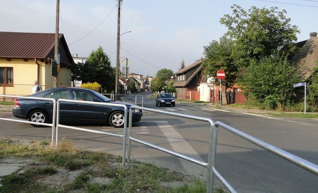 Barierki ochraniające pieszych kolejny raz zostały zamontowane na niebezpiecznym skrzyżowaniu ulic Odrodzenia &#8211; Kaszubska/Górna.
