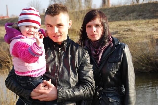 Piłkarz KSZO Ostrowiec Jakub Cieciura wolne chwile spędza z żoną Anią i dwuletnią córeczką Dominiką.