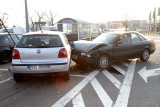 Zderzenie trzech samochodów na parkingu pod Castoramą (ZDJĘCIA)