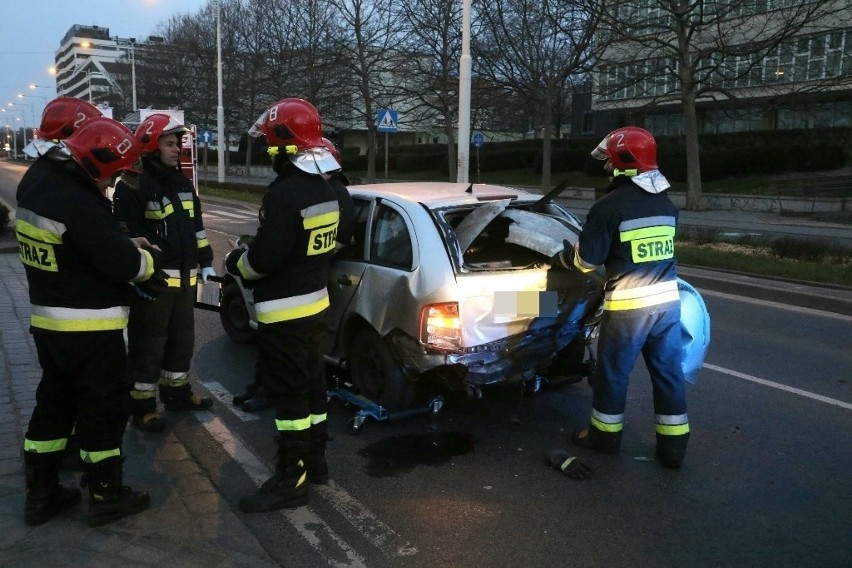 Wypadek na pl. Grunwaldzkim. Pijany sprawca chciał uciec