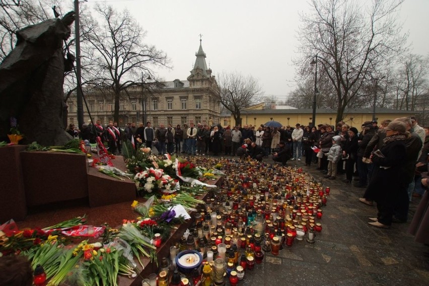 Rocznica katastrofy smoleńskiej. To działo się w dniu katastrofy na łódzkich ulicach. Przypominamy archiwalne zdjęcia 