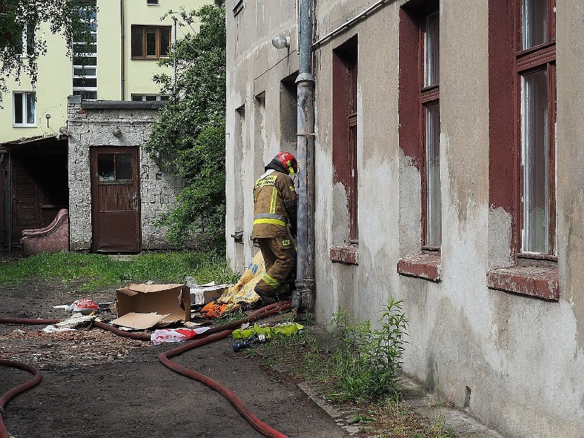 Łódź: Pożar przy ulicy Rzgowskiej. ZDJĘCIA. Ogień częściowo zniszczył jedno z mieszkań, szczęśliwie nikt nie ucierpiał. ZDJĘCIA