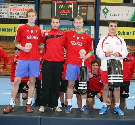 Bartosz Sękowski (pierwszy z prawej) z nagrodą dla najlepszego zawodnika turnieju.