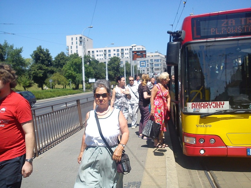 Tramwaje wróciły na mosty Warszawskie. Ulga dla pasażerów, bo komunikacja zastępcza to była kpina!