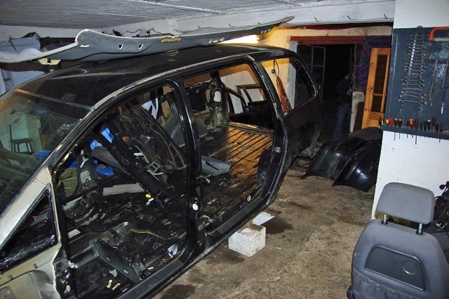 W garażu oraz w pomieszczeniach gospodarczych kryminalni odnaleźli akcesoria od samochodów - m.in. volkswagena passata, golfa i transportera.