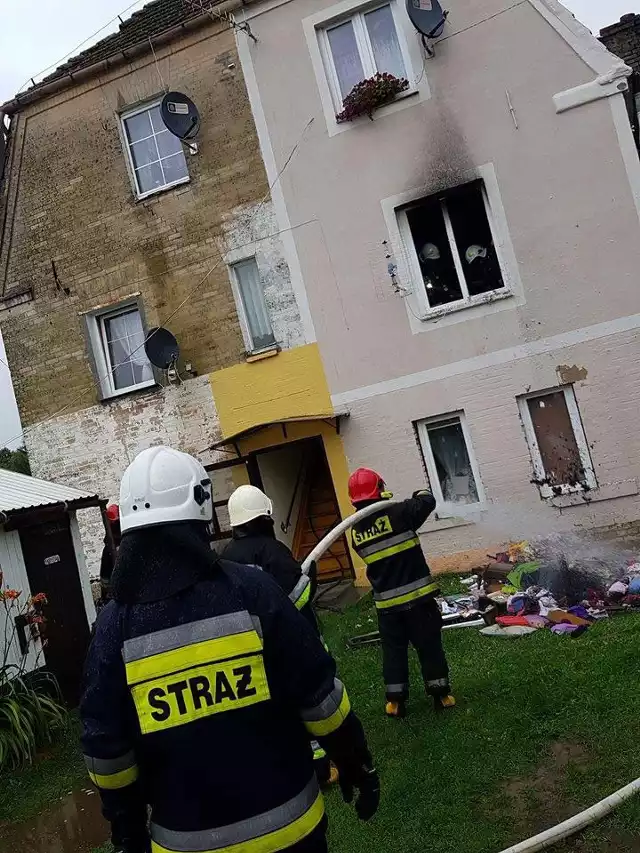 Mimo ulewnego deszczu i licznych podtopień strażacy zostali zmuszeni do przerwania akcji związanych z wypompowywaniem wody. Aż 5 zastępów straży pilnie ruszyło na ratunek do wsi Słonino (powiat białogardzki) gdzie w budynku wielorodzinnym wybuchł pożar w jednym z mieszkań.Właściciel lokalu był zdruzgotany, wyznał nam, że właśnie skończył remont mieszkania i nie ma zielonego pojęcia jak mogło dojść do tego, że wszystko stanęło w płomieniach. Wyszedł z domu na kilka minut, a gdy wrócił już wszystko się paliło. Ze łzami w oczach przyglądał się akcji strażaków.Zobacz także: Koszalin: Wypadek na skrzyżowaniu ul. Fałata i ul. Wańkowicza