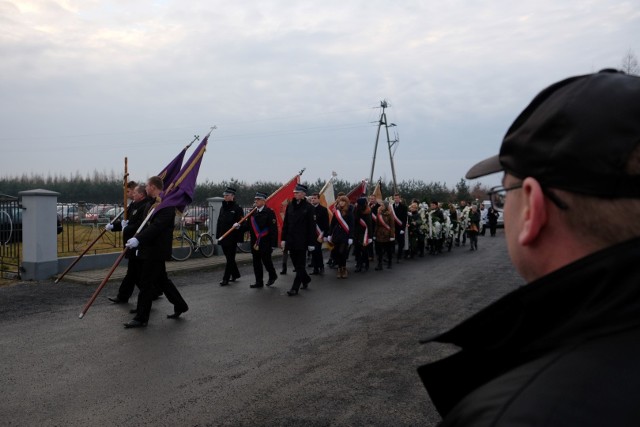 We wtorek odbył się pogrzeb dwóch z pięciu ofiar wypadku, do którego doszło w Boże Narodzenie w Tryńczy niedaleko Przeworska. Najbliżsi i znajomi pożegnali siostry: 18-letnią Dominikę i 16-letnią Anię.W wypadku zginęła także ich 19-letnia kuzynka Klaudia (jej pogrzeb odbędzie się w czwartek) oraz dwaj koledzy: 24-letni Sławek i 27-letni Bogusław - pogrzeb w środę. • W Tryńczy koło Przeworska zaginęły trzy nastolatki. W ich poszukiwania zaangażowało się tysiące internautów• Jasnowidz: To ja wskazałem miejsce, gdzie znaleziono samochód• Tragiczny finał poszukiwań. Trzy zaginione nastolatki z Tryńczy nie żyją. Samochód, którym jechały, wpadł do rzeki• Są wyniki sekcji zwłok, które wyłowiono z rzeki Wisłok w Tryńczy• Żałoba w gminie Tryńcza po śmierci nastolatek i ich kolegówAkcja na rzecze Wisłok w TryńczyStraż używa sonaru na Wisłoku