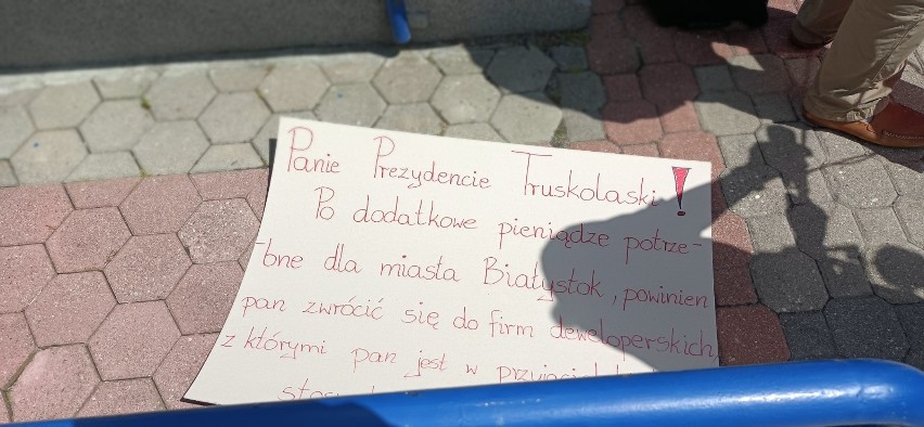 Białystok. Mieszkańcy protestowali przeciwko wysokim czynszom za mieszkania komunalne. Niektórzy płacą więcej nawet o 40 proc. 