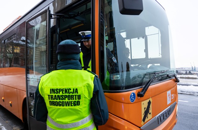 Inspektorzy z Wojewódzkiego Inspektoratu Transportu Drogowego w Szczecinie będą prowadzili wzmożone kontrole autobusów przewożących dzieci i młodzież do zimowych miejsc wypoczynku.