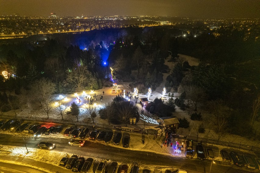 „Botaniczna podróż” w Lublinie widziana z lotu ptaka. Zobacz wyjątkowe zdjęcia parku iluminacji