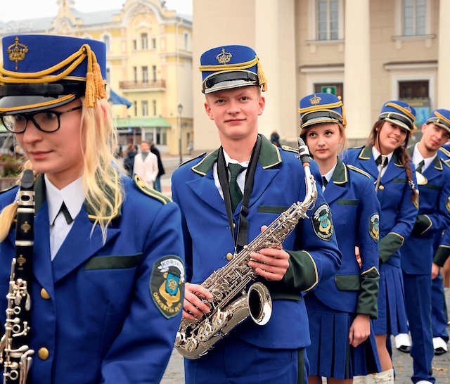 W drodze powrotnej z festiwalu w Poniewieżu Orkiestra Dęta z Koronowa dała pokaz musztry paradnej dla Polonii na Starym Rynku w Wilnie.