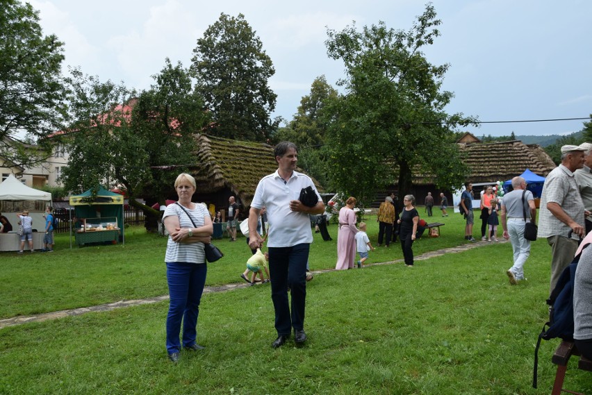 Szymbark. XV Panorama Kultur. W skansenie głośno gra muzyka, jest mnóstwo ludzi, są stoiska z rękodziełem, gospodynie częstują pysznościami