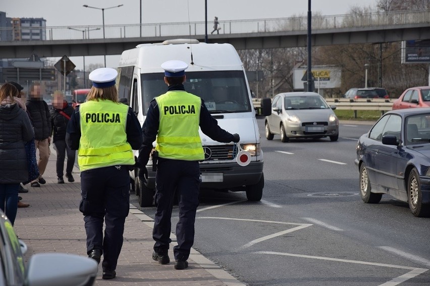 Kraków. Policja kontroluje liczbę osób w środkach komunikacji miejskiej oraz parkach i skwerach