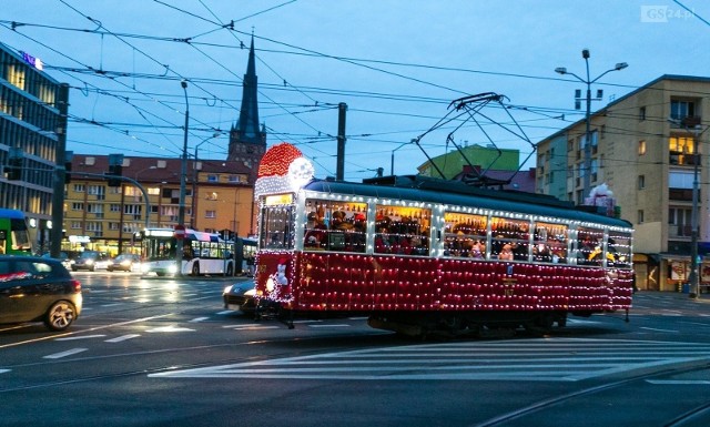 Świąteczny tramwaj w Szczecinie. Z powodu pandemii koronawirusa niestety jeździe bez pasażerów