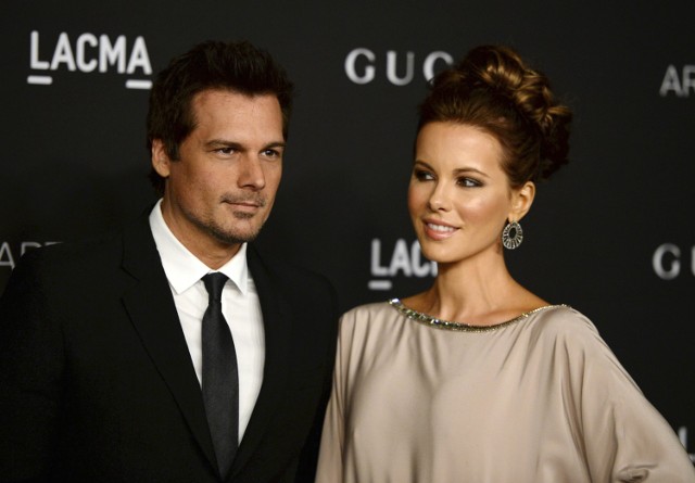 Reżyser Len Wiseman (po lewej) oraz aktorka Kate Beckinsale na gali LACMA Art + Film w Los Angeles 1 listopada 2014r.