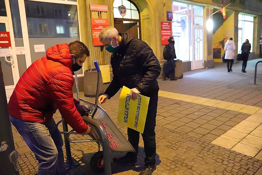 Protest kierowców przeciw korkom w Łodzi. Przywieźli taczkę do Zarządu Dróg i Transportu w Łodzi