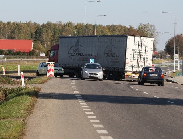 Kontrowersyjne skrzyżowanie w Reblinku patrząc od strony Szczecina. W prawo zjazd na nową obwodnicę Słupska. W lewo skręt do chłodni w Reblinku.