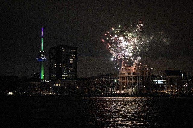Rotterdamczycy powitali Nowy Rok łamiąc wiele przepisów, w tym ten o zakazie fajerwerków
