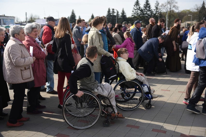 Rocznica chrztu Polski: Na stadion przybywają tłumy