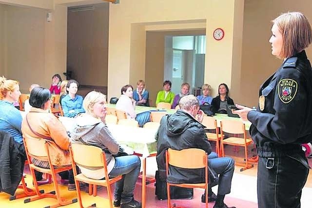 Szkolenia dotyczące zagrożenia child groomingiem ruszyły w Toruniu w br. To już kolejny autorski program specjalistów ze Straży Miejskiej