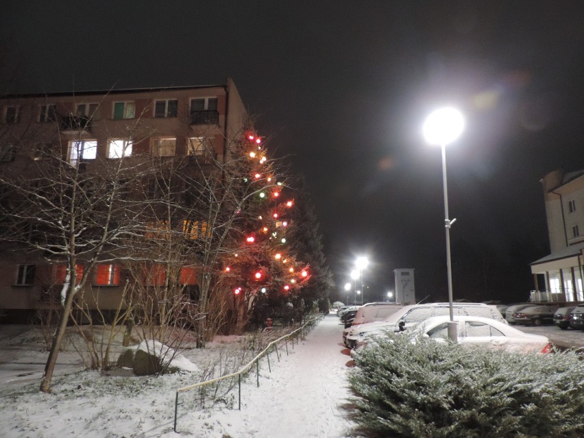 Bożonarodzeniowe iluminacje w Małkini Górnej już rozświetlają wieczory. I zrobiło się świątecznie… 11.12.2020