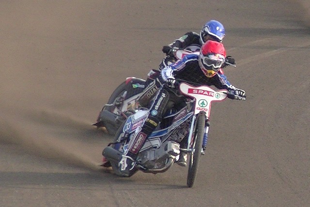 Jarosław Hampel (kask czerwony) zdobył w czwartek w pięciu startach 11 punktów. Aleksandr Łoktajew (z tyłu) 10 punktów w czterech startach.