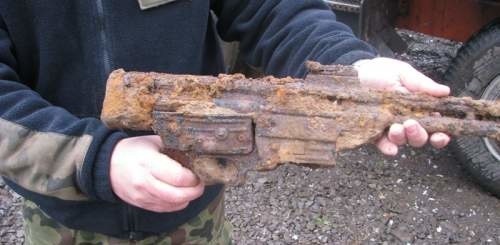 Znaleziono broń i granaty zakopane na podwórku głubczyckiej policji