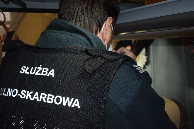 Przemyt 900 paczek papierosów wykryli celnicy z polsko-ukraińskiego przejścia granicznego w Budomierzu.