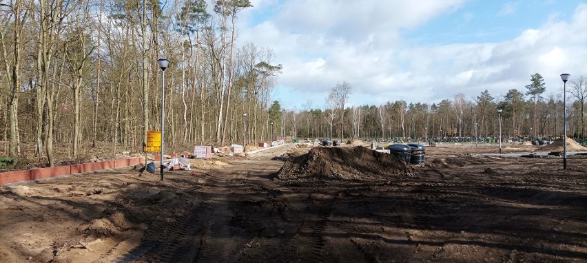 Trwa rozbudowa cmentarza w Policach. Będzie nowa kwatera urnowa 