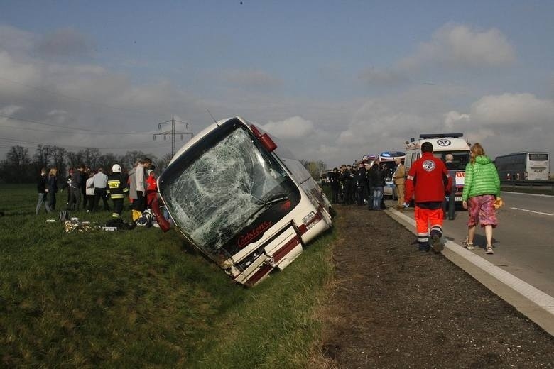 Wypadek szwedzkiego autokaru na A4. Prokuratura chce dla kierowcy kary 2 lat w zawieszeniu na 3