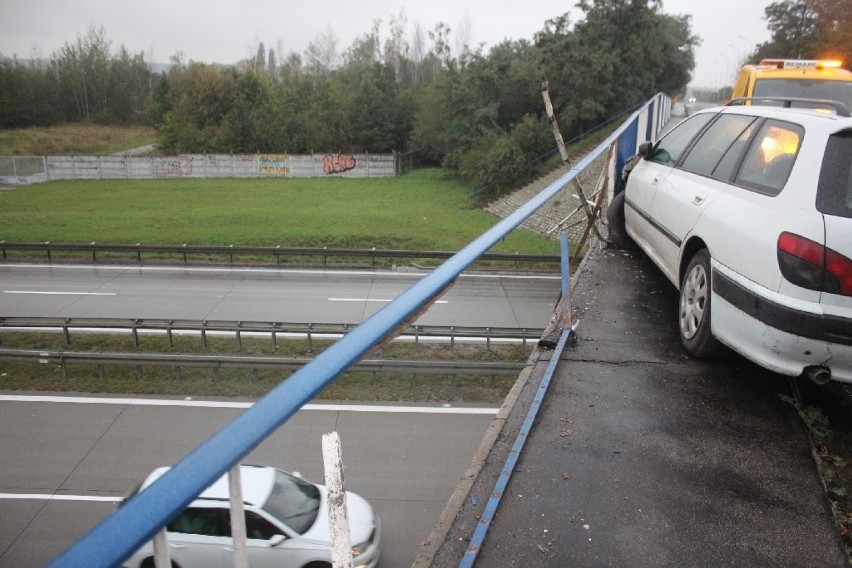 Wypadek nad A4, peugeot wjechał w barierki wiaduktu,...