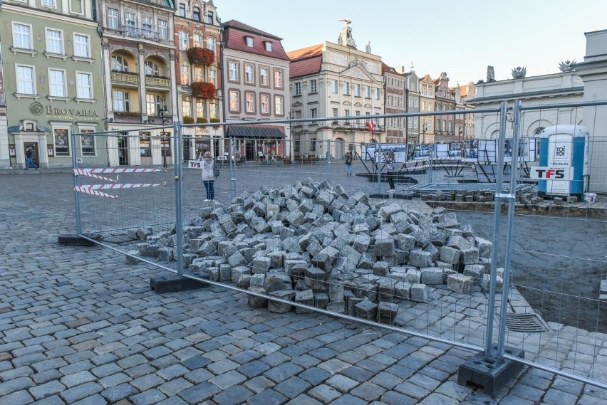 Niedaleko Galerii Arsenał rozpoczęto rozbiórkę bruku....