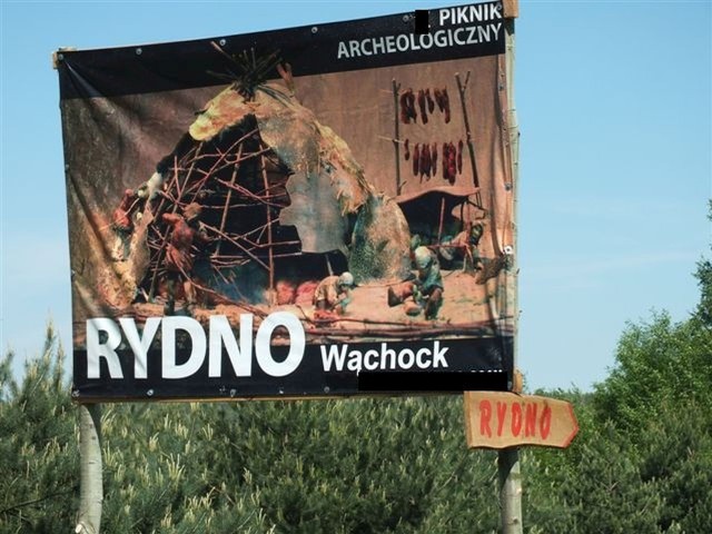 Przy wjeździe na teren Pikniku Archeologicznego Rydno, przy drodze z Wąchocka do Marcinkowa, będzie stał baner i drogowskaz