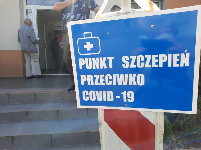 Punkt szczepień przeciwko Covid - 19 w przyszpitalnej przychodni w Nowej Soli. W środę, 31 marca tłumów nie było. Dwa dni wcześniej czytelnik poinformował, że kolejka była ogromna. Mieszkaniec Zielonej Góry obawiał się, że można w takiej kolejce zakazić się koronawirusem. Skontaktowaliśmy się ze szpitalem w tej sprawie.