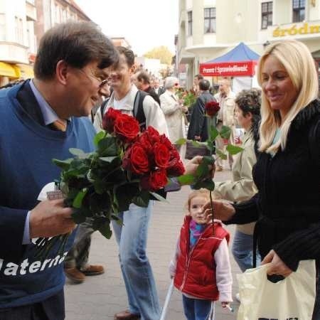 Jerzy Materna kwiatami próbował zyskać sympatię wyborców. Różę dostałam.in. Monika Kierzek. Przekonywał, że to on jest najaktywniejszym posłem Ziemi Lubuskiej, o co pretensje mieli do niego pozostali posłowie.