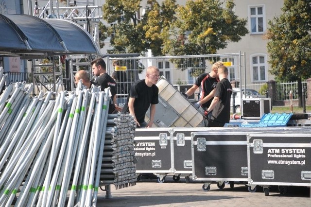 WInobranie dobiega końca. Właśnie ekipa kończy składanie dużej sceny