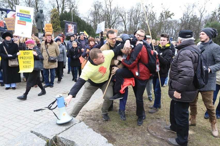 Dzisiaj (11.03) pod pomnikiem marszałka Józefa Piłsudskiego...