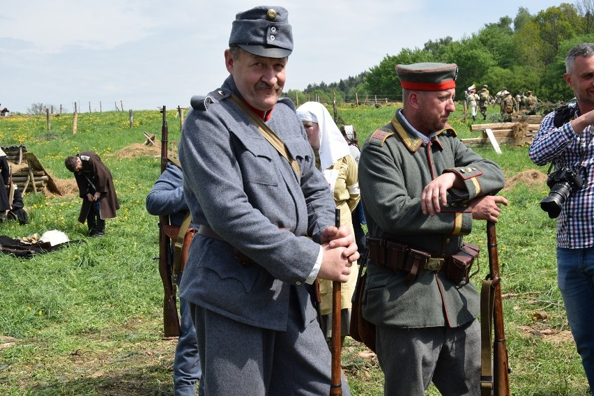  Historyczna inscenizacja na sękowskich polach. W 103. rocznicę Bitwy pod Gorlicami spotkało się 150 rekonstruktorów